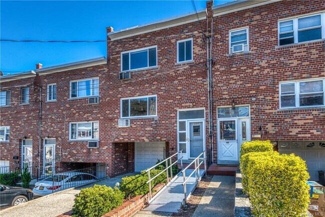 Building Photo - 268 E 238th St