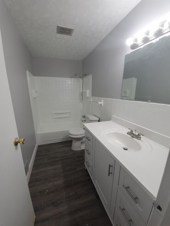 Foto del edificio - 8475 Beech Ave - 6