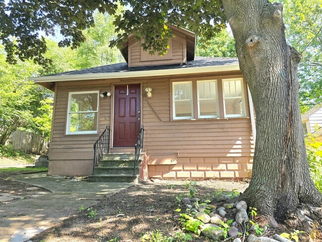 Building Photo - 23 Stayman St