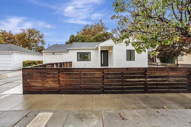 Foto del edificio - Like New! Welcome to this stunning 3 bedro...