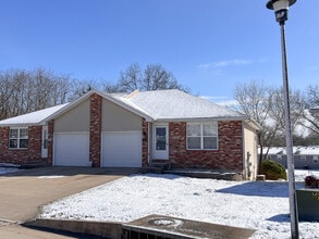 Building Photo - 1234 Evergreen Cir