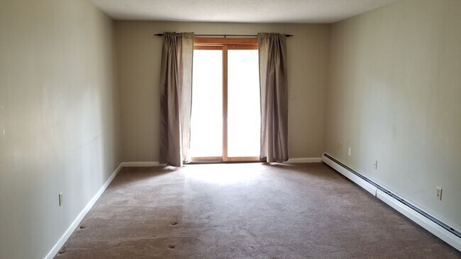 Building Photo - 1st Floor Corner Unit in Small, Quiet Cond...