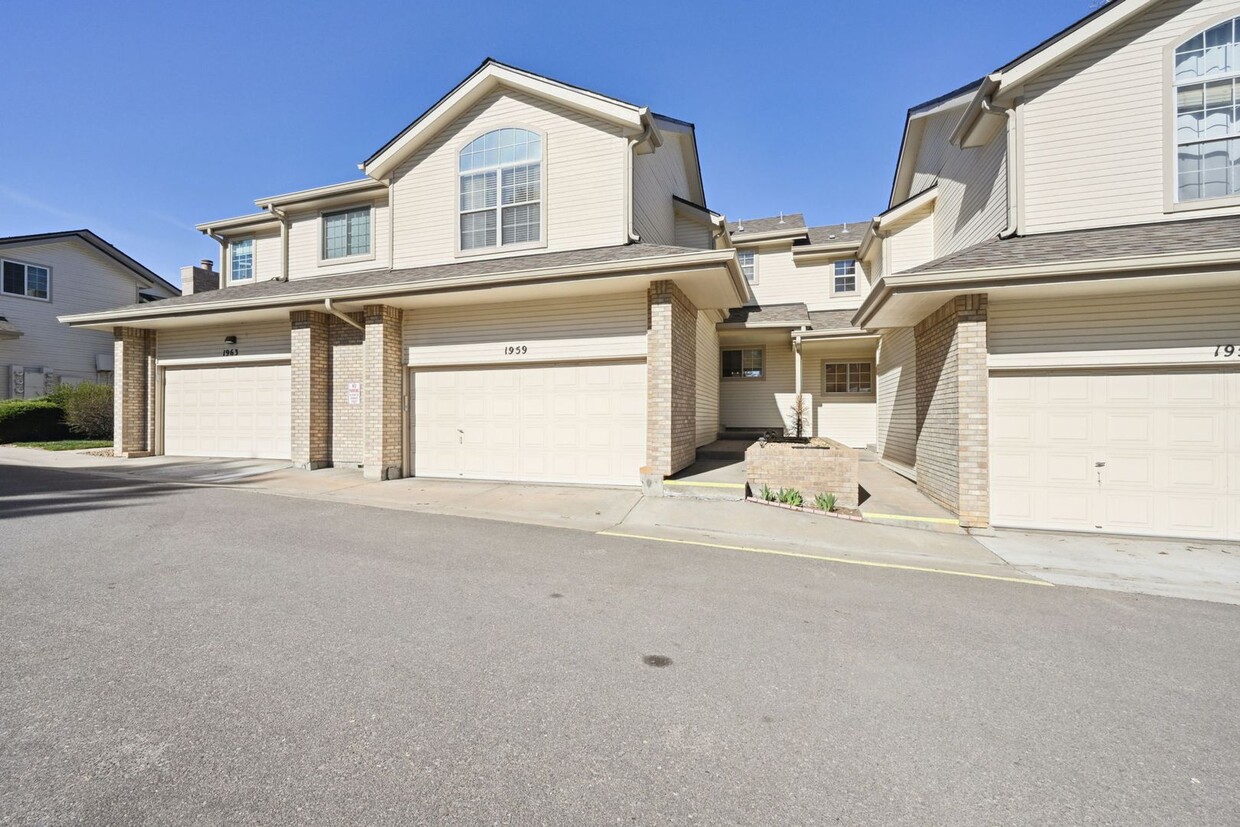 Primary Photo - 2 Bedroom townhome in Denver
