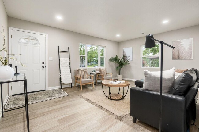 Foto del edificio - ? Spacious 3-Bedroom Home with Finished Ba...