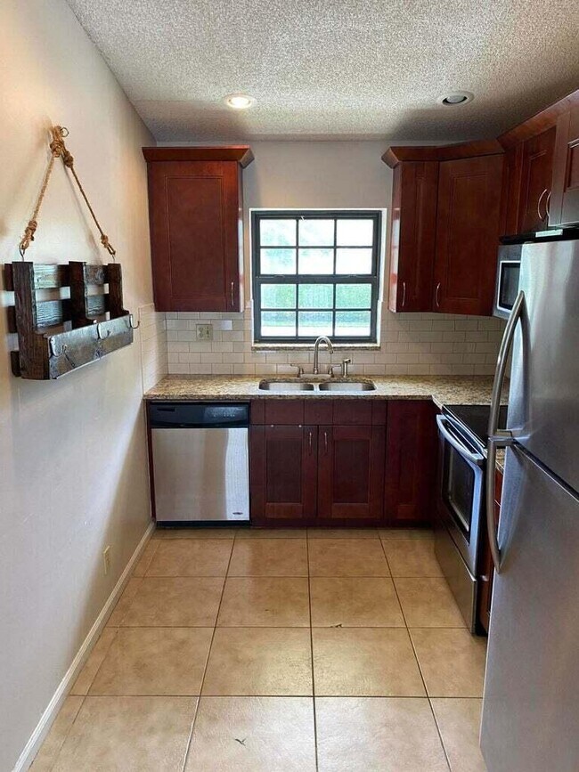 Building Photo - 2900 Olivewood Terrace