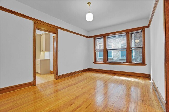 Building Photo - 3824 N Sheffield Ave