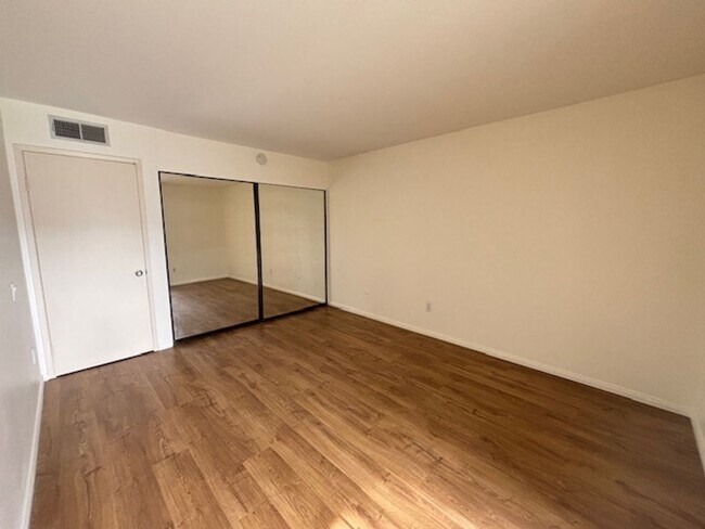 Foto del edificio - Spacious 1BD/1BA Mission Plaza Condo with Resort-Style Amenities in Prime Mission Valley Location