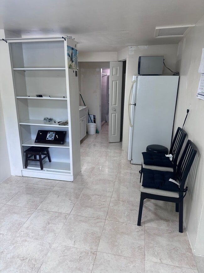 Building Photo - Studio in North Miami Beach Includes Utili...