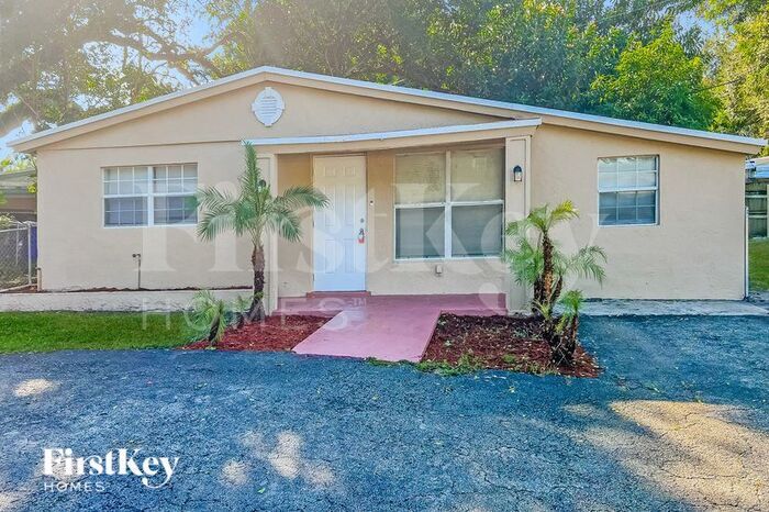 Foto principal - 5740 Douglas St