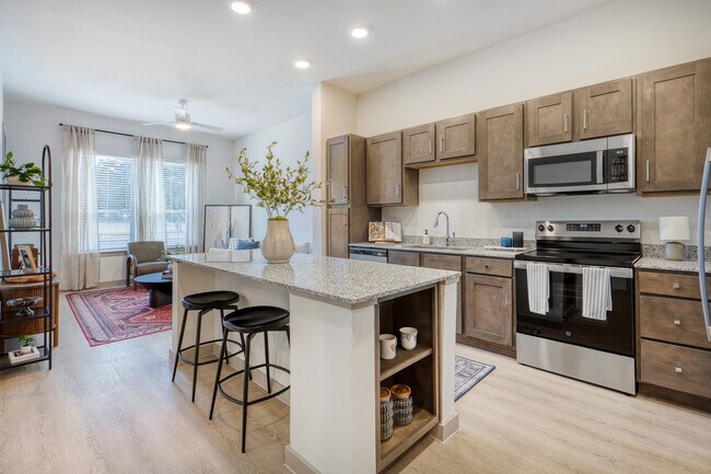 Cocina y sala de estar de concepto abierto con una distribución espaciosa diseñada para la vida cotidiana en Mesquit. - Mesquite Trails at Brooks - A 55+ Community