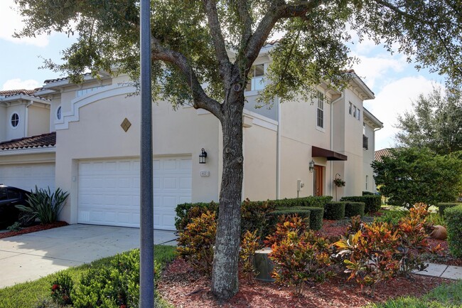 Building Photo - 3 Bed 2.5 Bath Townhome in Gorgeous Gated ...