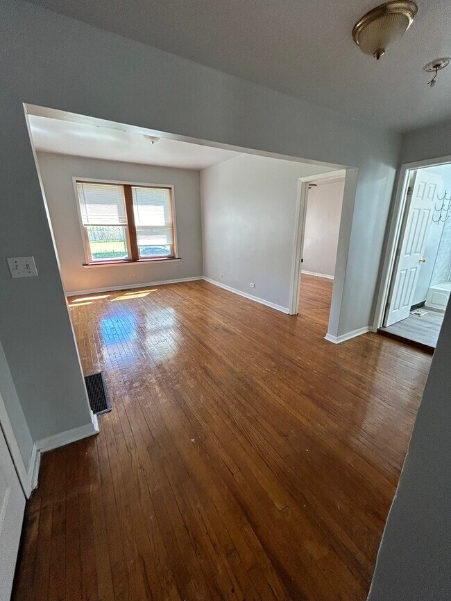 Building Photo - 9036 S Dauphin Ave