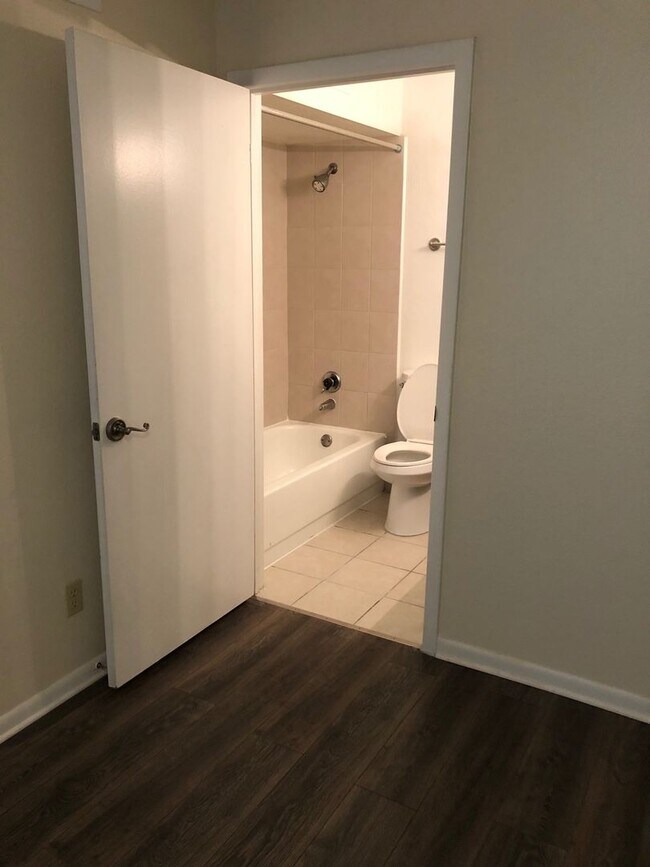 Building Photo - Lexington Place 2 bedroom Condo