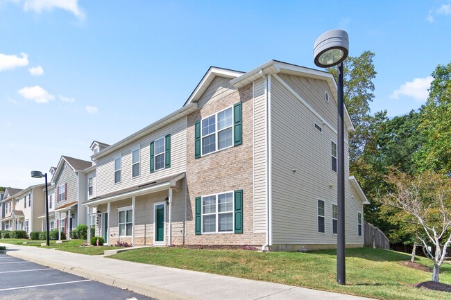 Building Photo - Spacious 3 Bedroom 2.5 Bath Townhome in Wi...