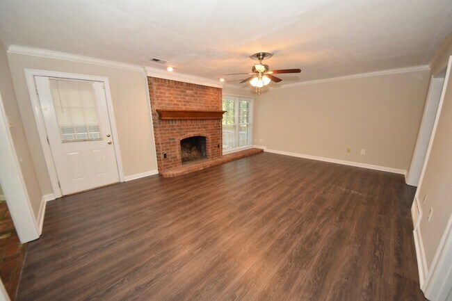 Foto del edificio - Classic 4 bed, 2.5 bath near Walnut Grove ...