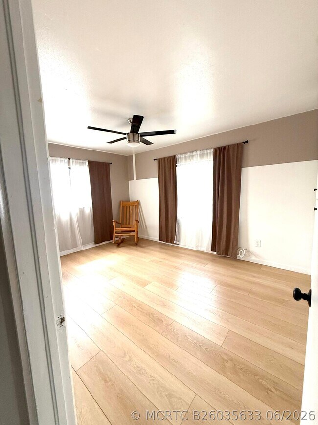 Foto del edificio - 4221 Rose NE Ln