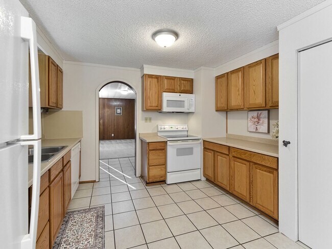 Building Photo - Beautiful One Level 2+ Bedroom Cottage in Renton!