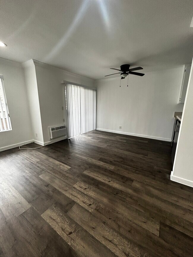 Sala de estar - 649 Westbourne Dr
