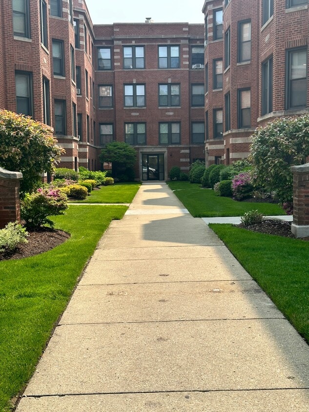 Primary Photo - 6865 S Crandon Ave