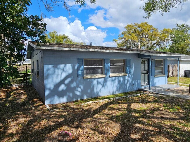 Building Photo - Amazing 4 bedroom 2 bath in Lakeland, FL  ...