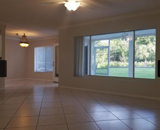 Building Photo - 815 W Boynton Beach Blvd