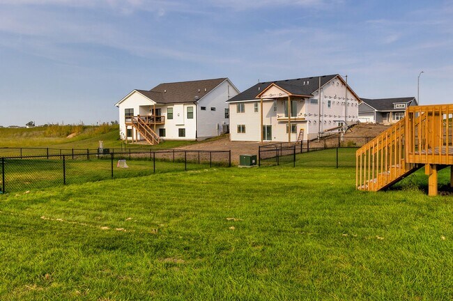 Foto del edificio - Prime Living: A Spacious Haven with Fenced Backyard in Ankeny