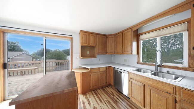 Foto del edificio - 3 Bed 2.5 Bath - Pet Friendly - Landscapin...