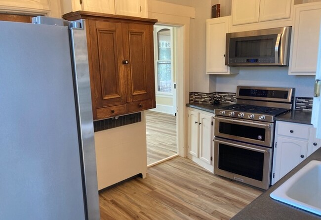 Foto del edificio - 2 Bed/2 Bath Historic Home with Storage, Porch & Deck, Pet Friendly