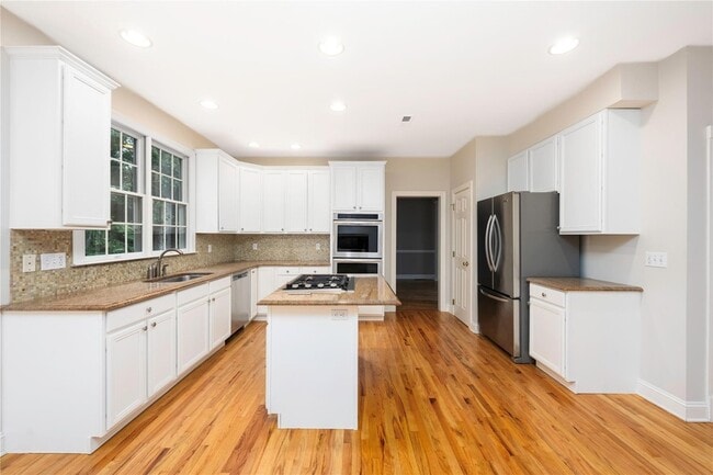Foto del edificio - 46 McGuiness Ln