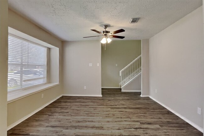 Foto del edificio - 2415 Pebbledowne Cir
