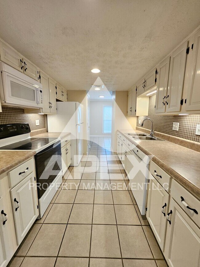 Foto del edificio - Spacious 3 Bd 2.5 Ba Condo w/Carport in heart of West Knox!