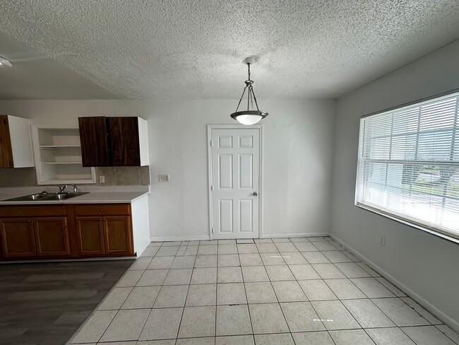 Foto del edificio - Move-In Ready 4-Bedroom Home with Great Ba...