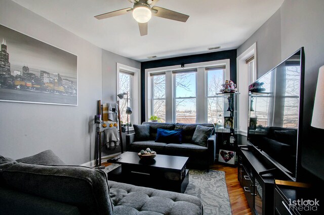 Foto del edificio - 4007 N Leamington Ave