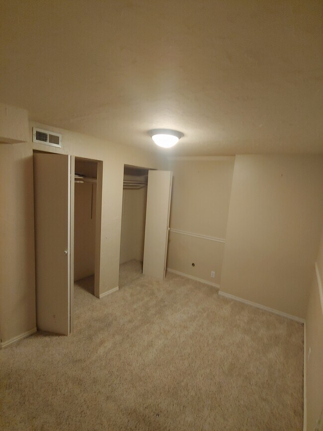 Dormitorio de la planta baja sin muebles - 793 E Gables St