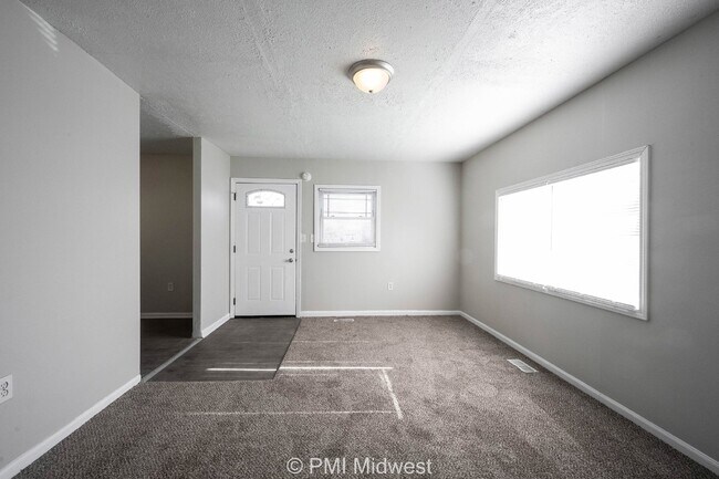 Building Photo - Charming 2-Bedroom Home with 725 Sq Ft in Indianapolis, IN - Must See!