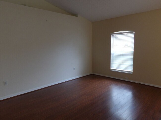 Building Photo - MOVE IN READY 3 Bedroom 2 Bath 2 Car garage