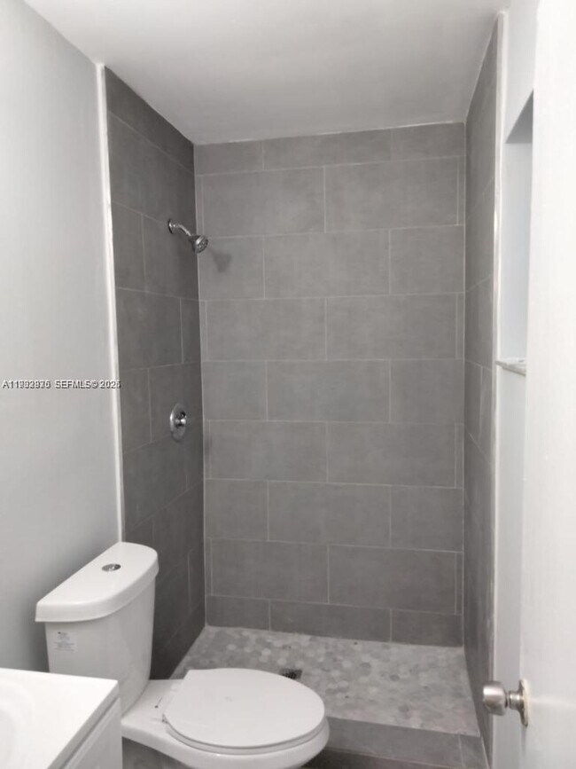 Building Photo - 826 SW 5th Ct