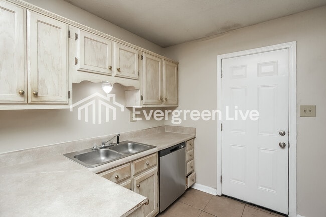 Foto del edificio - 5841 Hickory Cmns