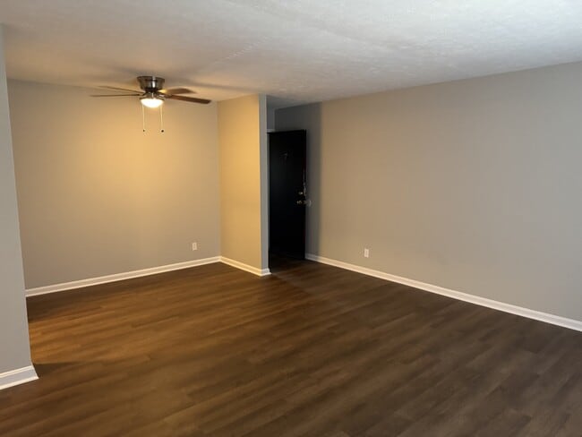 Building Photo - 9304 Aylesbury Dr