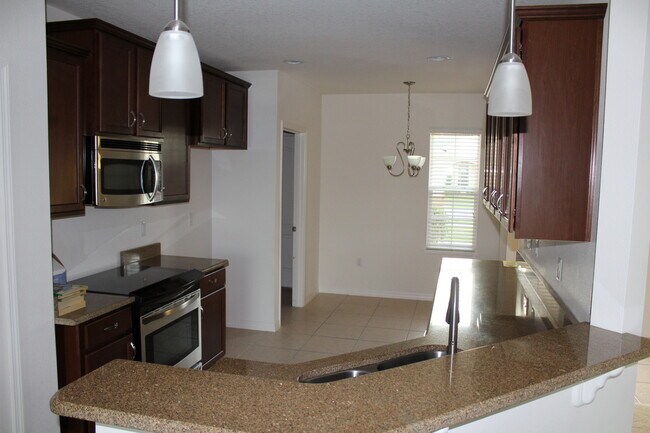 Building Photo - Call Ed for showings 352-217-0284