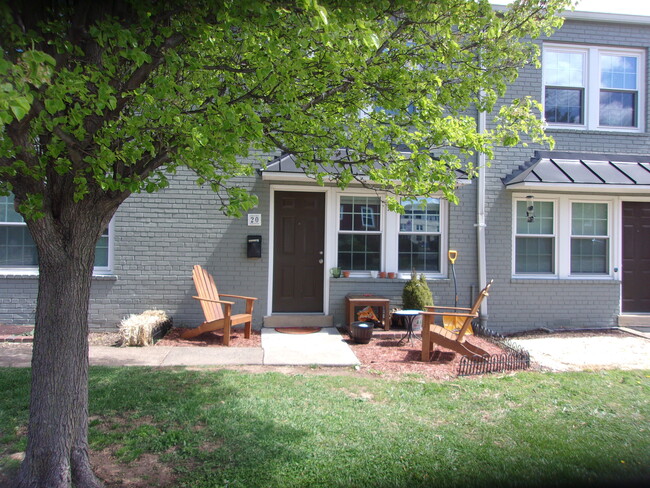 Building Photo - 737 N Nelson St