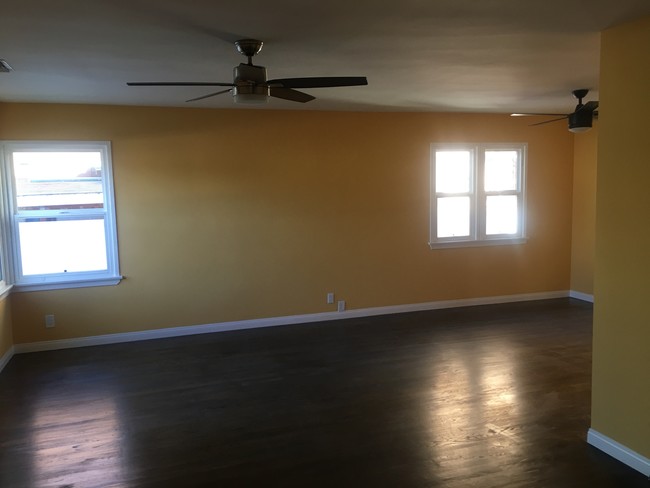 Sala de estar - 11300 Emelita St