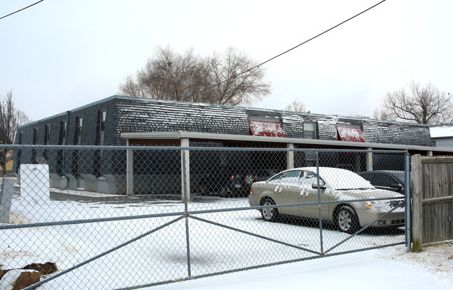 Building Photo - Silver Oaks Apartments