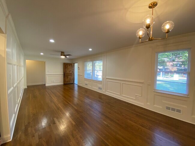 Building Photo - 2293 Country Club Dr SW