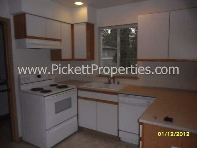 Building Photo - 3 Bedroom Townhome in East Bremerton
