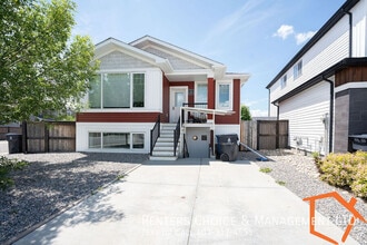 Building Photo - 315-315 Northlander Bend W