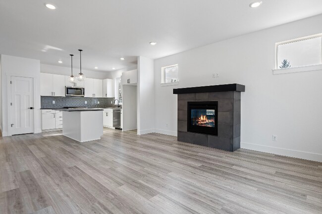 Building Photo - 971 W Linda Ave