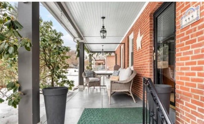 Building Photo - 444 St Davids Ave