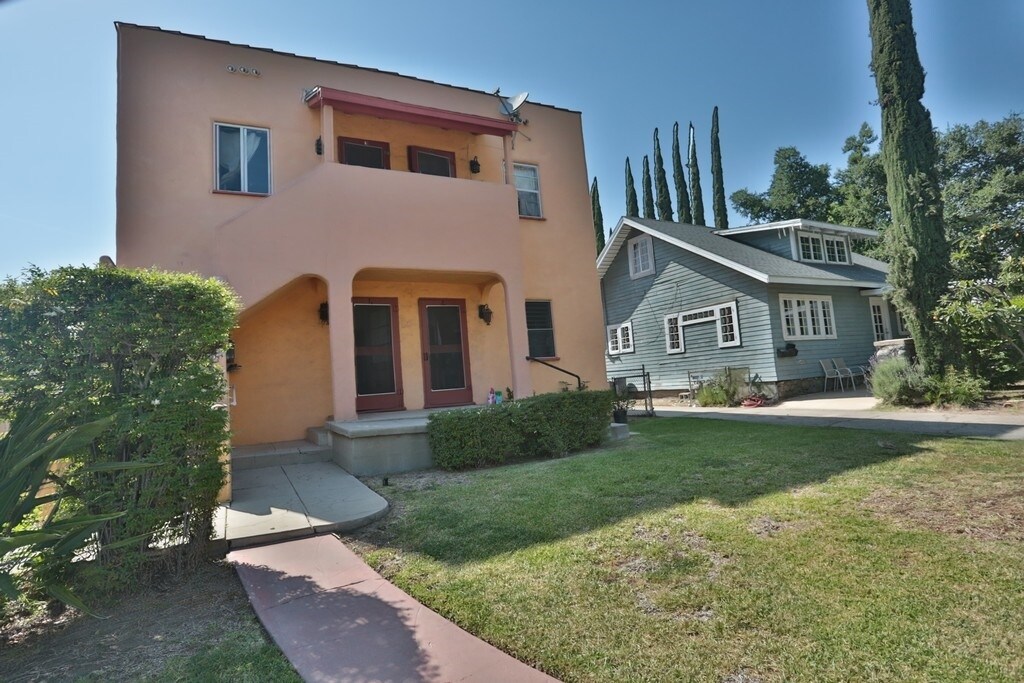 Primary Photo - 123 S Grand Oaks Ave