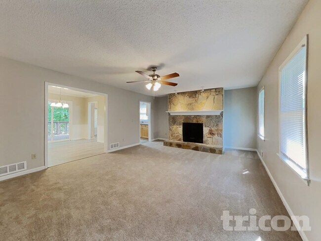 Building Photo - 529 Slew Ave